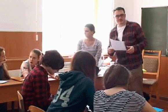 Преподаватель из Ирландии обучает юных кузнечан разговорному английскому