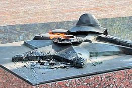 В центре Пензы сожгли венок на памятнике героям войн