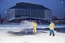 В Пензе на площади у ККЗ заливают каток