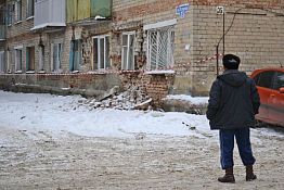 В Пензе жильцы дома с рухнувшей стеной переезжают в съемное жилье В Пензе жильцы дома с рухнувшей стеной переезжают в съемное жилье