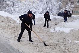 В Пензе сотрудники министерств и ведомств вышли на борьбу со снегом В Пензе сотрудники министерств и ведомств вышли на борьбу со снегом