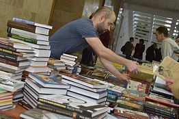 В Пензу на ярмарку привезли несколько тысяч книг общим весом около 1300 кг В Пензу на ярмарку привезли несколько тысяч книг общим весом около 1300 кг