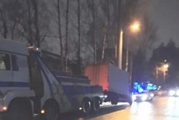 В Пензе эвакуируют оставленные на обочинах большегрузы В Пензе эвакуируют оставленные на обочинах большегрузы