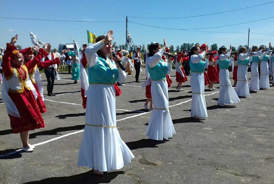 В селе Средняя Елюзань проходит народный праздник «Сабантуй»