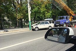На ул. Лермонтова ВАЗ врезался в столб