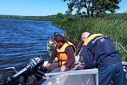 На Сурском водохранилище перевернулась лодка с 7 взрослыми и одним ребенком На Сурском водохранилище перевернулась лодка с 7 взрослыми и одним ребенком