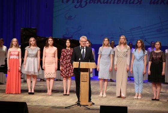 Белозерцев посетил отчетный концерт колледжа искусств