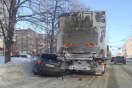 В Пензе на ул. Пушкина Audi въехала под грузовик