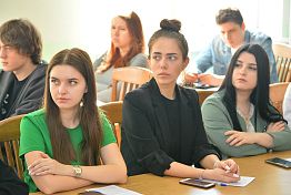 Полицейские и общественники рассказали студентам об опасности наркотиков Полицейские и общественники рассказали студентам об опасности наркотиков