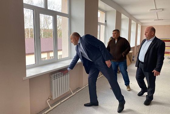 Министр Фомин проконтролировал ход капремонта в школе села Неверкино