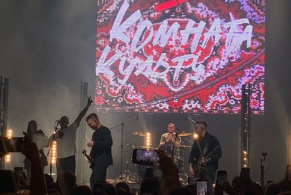 В Пензе фанат сделал предложение девушке на концерте «Комнаты культуры»