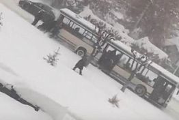 В Пензе толкающих автобус пассажиров сняли на видео В Пензе толкающих автобус пассажиров сняли на видео