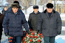 Олег Мельниченко возложил цветы к памятнику «Героям блокадного Ленинграда»