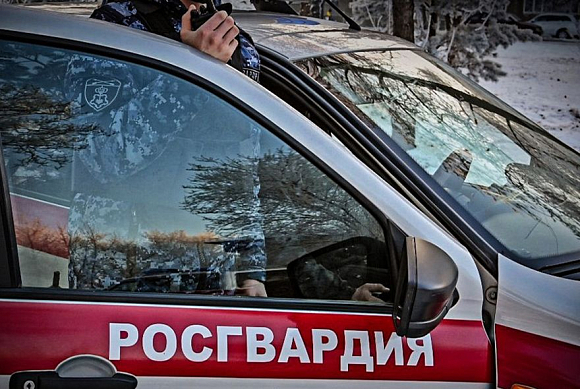 В Пензе парень разбил дверь магазина черенком лопаты