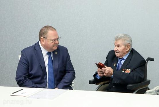 Мельниченко вручил орден «За заслуги перед Пензенской областью» ветерану Александру Дручкову 