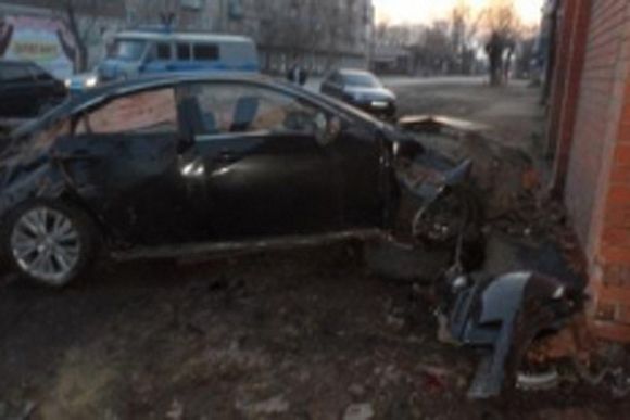 В Кузнецке «Мазда» врезалась в кирпичную стену, трое пострадавших