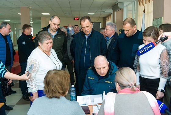 Александр Куренков и Игорь Комаров посетили один из пунктов временного размещения