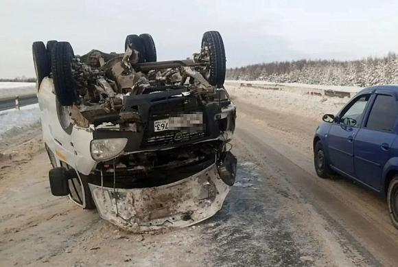 Появились фото перевернувшейся на трассе под Пензой «Газели»