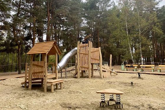 В пензенской сквере «Семейный» устанавливают детские горки и качели В пензенской сквере «Семейный» устанавливают детские горки и качели