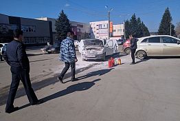 В Кузнецке очевидцы тушили загоревшийся  «Ларгус»