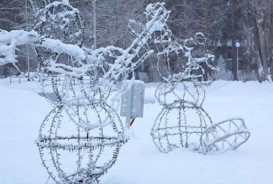В Заречном нашли подростков, сломавших новогодние арт-объекты и туи