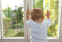 В Пензе из окна выпал 1,5 годовалый малыш