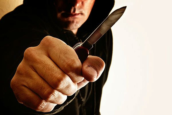 Житель Лопатинского района из ревности набросился на гостей с ножом