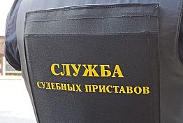 Пензенец в окно увидел, как его машину описывают приставы Пензенец в окно увидел, как его машину описывают приставы