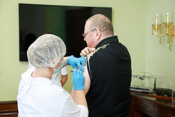 Губернатор Олег Мельниченко привился от гриппа и пневмококковой инфекции