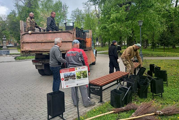 В Пензе на площадях и в скверах устанавливают скамейки