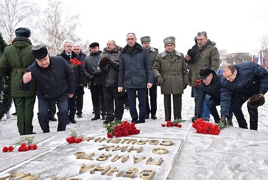 В День Неизвестного солдата возложили цветы на площади Победы