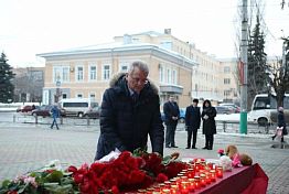 Иван Белозерцев почтил память погибших в Кемерове