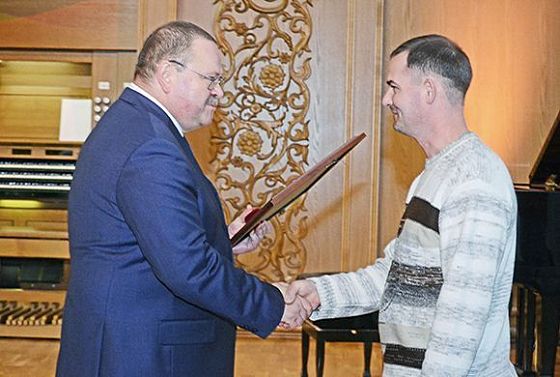 Олег Мельниченко наградил лучших машиностроителей