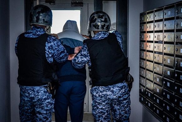 Отчима задержали и передали сотрудникам полиции||Фото Росгвардии региона В Пензе в квартире на Островского отчим избил пасынка