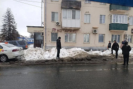 В Пензе ледяная глыба упала на подростка