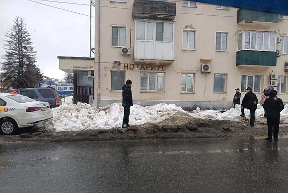 В Пензе ледяная глыба упала на подростка