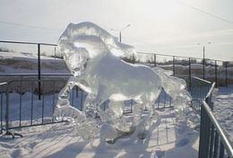 На площади Заречного появились снежные медведи, лошади и смурфики На площади Заречного появились снежные медведи, лошади и смурфики