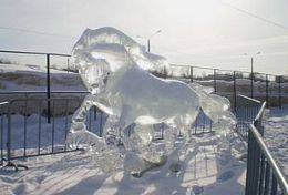 На площади Заречного появились снежные медведи, лошади и смурфики