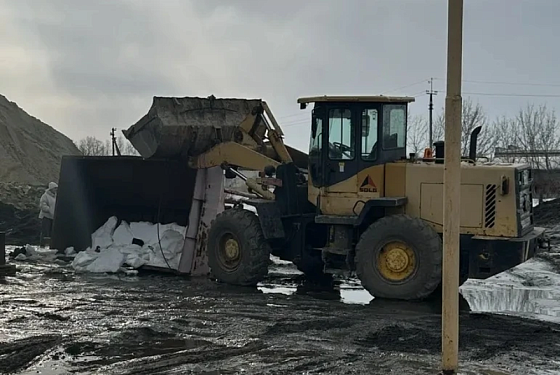 В Лопатинском районе дорожная машина задавила сварщика во время работы
