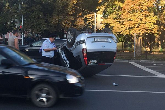 В Пензе на ул. Коммунистической Ford сделал «сальто»