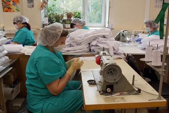 В Пензе швейное предприятие ежедневно отправляет в больницы 400 защитных костюмов