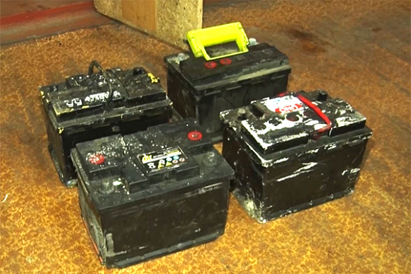 Двое кузнечан за ночь украли 6 аккумуляторов и автомагнитолу, чтобы «угостить друзей»