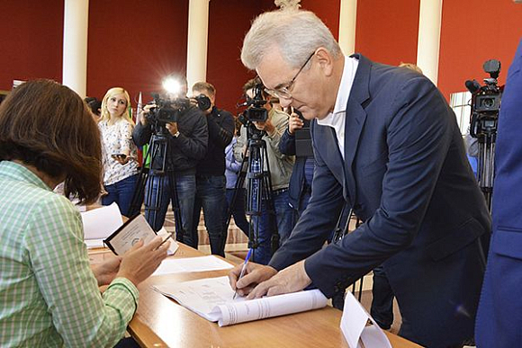 Иван Белозерцев проголосовал одним из первых