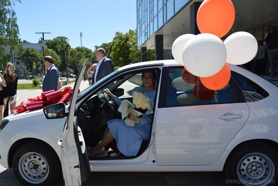 Учителю года Пензенской области вручили ключи от автомобиля