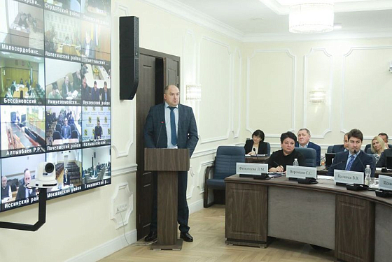 Олег Мельниченко раскритиковал работу министра образования региона