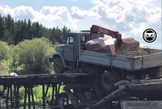 Разрушенный мост в Бессоновке закрыли на ремонт