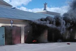 На территории ПГУ сгорел гараж с авто