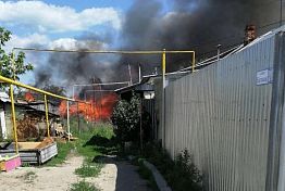 В Кузнецке полыхающий дом тушат 16 пожарных