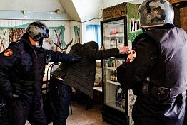 Пензенец устроил дебош в кафе и пытался убежать от росгвардейцев Пензенец устроил дебош в кафе и пытался убежать от росгвардейцев