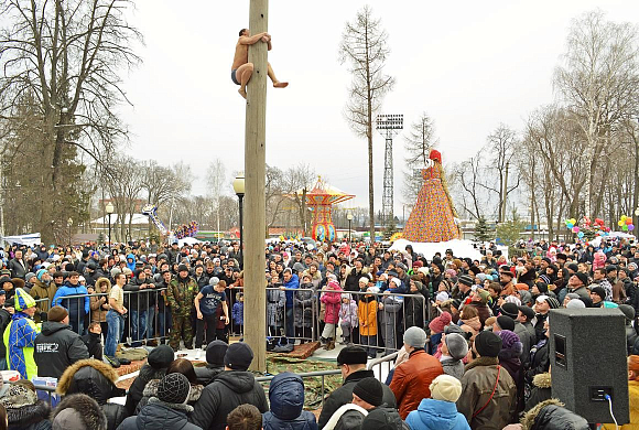 Масленица в парке Белинского: столб с петухом, конкурс блиноедов и сожжение Чучела